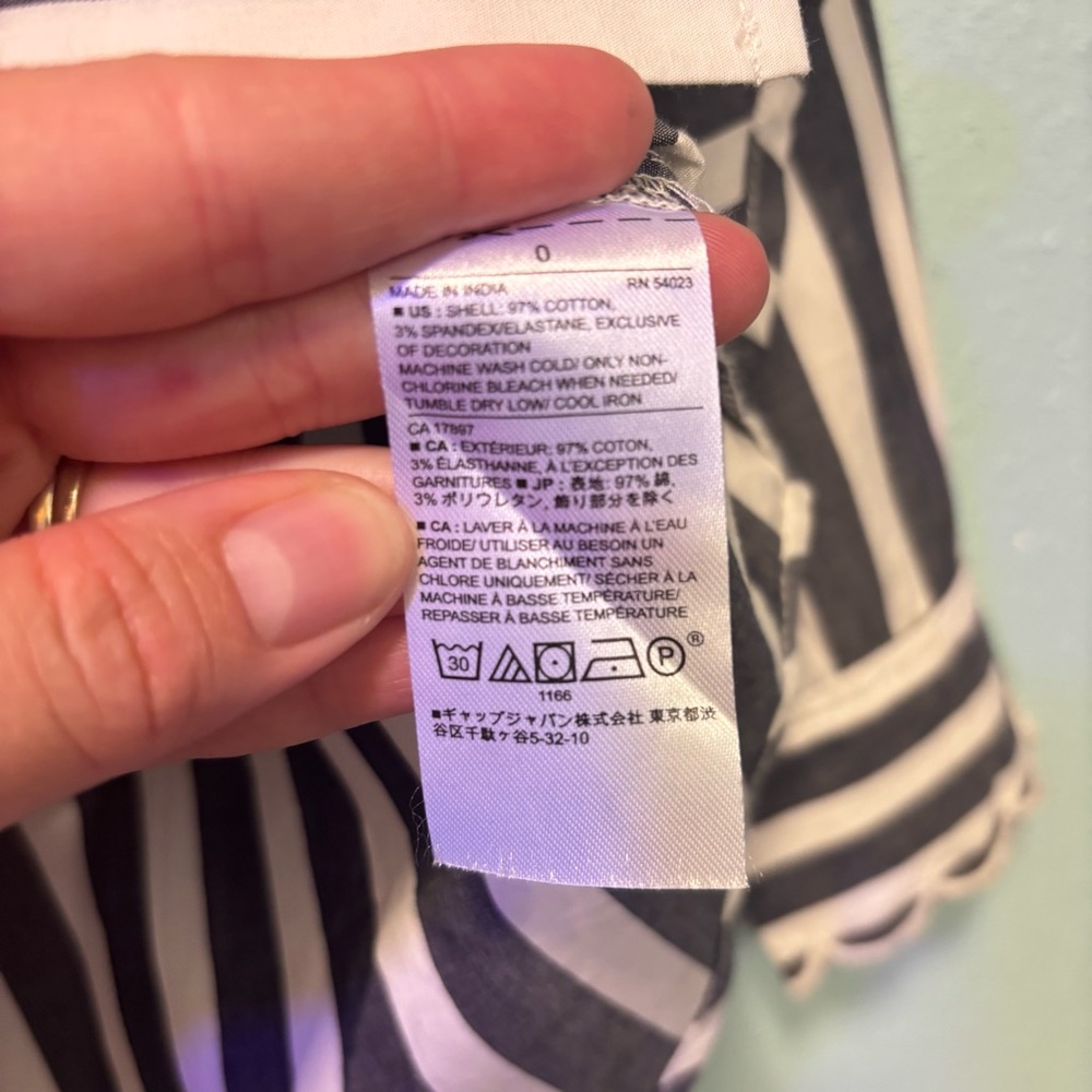 Banana Republic Women’s Gray and White Embroidered Button Down Shirt Size 0 - Picture 6 of 10